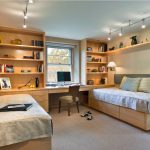 Habitación infantil con muebles de madera.