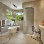 Paredes y suelos de mármol en el baño.