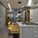 Cocina de diseño con madera natural.