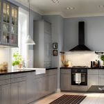 Interior de cocina con luces empotradas y lámparas colgantes.
