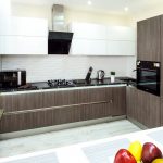 Muebles de madera en el diseño de la cocina.