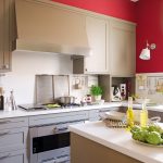Pared roja y muebles grises en la cocina