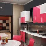 Acentos rosados ​​en el interior gris de la cocina.