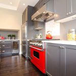 Muebles grises y estufa roja en la cocina