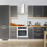 La combinación de gris y madera clara en la cocina.
