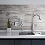 Elegante delantal en la cocina
