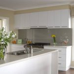Cocina beige con muebles blancos como la nieve.