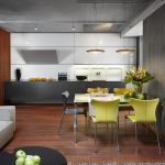 Focos en el interior de la cocina-sala de estar