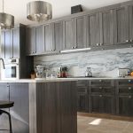 Delantal de mármol en el interior de la cocina.