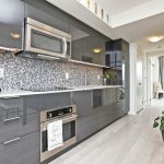 Muebles de cocina con microondas integrado.