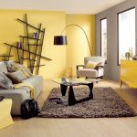 Interior de sala de estar amarillo-gris
