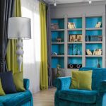 Estantes azules en un interior gris