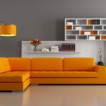 Sofá de esquina naranja en un interior gris