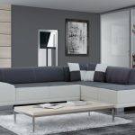 Laminado gris debajo de un árbol en el piso de la sala