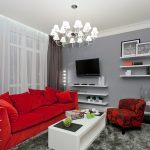 Sofá rojo en un interior gris