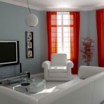Cortinas rojas y muebles blancos en el interior de una sala gris