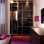 Interior de dormitorio con detalles morados