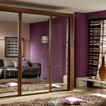 Jarrones sobre una mesa junto a la ventana del dormitorio