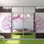 Árbol con búhos en la fachada de un armario