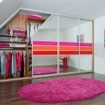 Alfombra brillante en un interior blanco