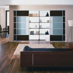 Laminado bajo una madera oscura en un interior brillante