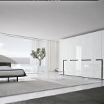 Dormitorio de estilo minimalista con armario blanco.