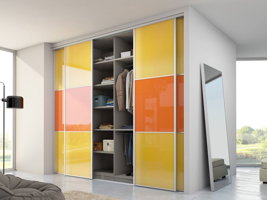 Lys garderobe i et hvidt interiør