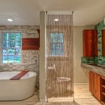 Madera y piedra en el interior del baño.