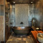 Interior oscuro del baño