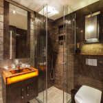 Paredes de mármol en el baño