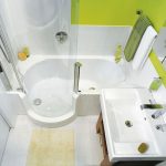 Diseño de baño en verde claro y blanco.