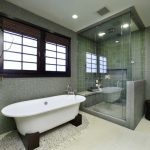 Baño y ducha en una habitación.