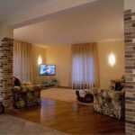Salón decorado con piedra