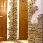 Frente a la piedra en el interior del apartamento.
