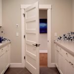 Puerta luminosa para una habitación pequeña.