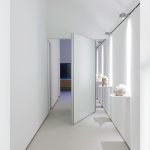 Puerta de estilo minimalista para el pasillo.