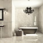 Puerta de baño blanca con azulejos beige