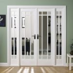 Amplias puertas acristaladas para la sala de estar