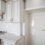 Cocina blanca y puerta simple.