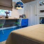 Dormitorio para un chico con puerta blanca