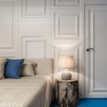 Dormitorio con puerta color wengué