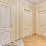 Puertas luminosas para el pasillo del apartamento.
