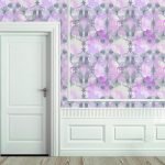 Papel tapiz floral combinado con una puerta blanca.