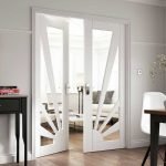 Puertas blancas con un diseño inusual.