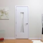 Puerta de madera natural tallada con vidrio