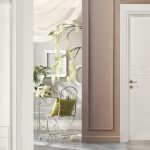 Puerta blanca combinada con paredes beige.