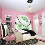 Dormitorio para la niña con puertas blancas