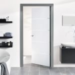 Puerta con franjas horizontales para el salón.