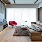 Salón interior con sofá y sillón.