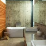 Baño con paredes de concreto y madera.
